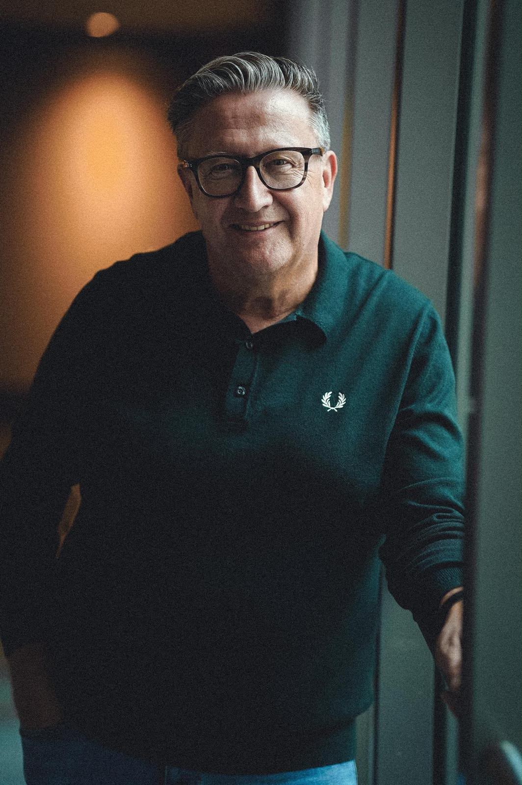 Dr. med. Martin Rummeny lächelt am Fenster